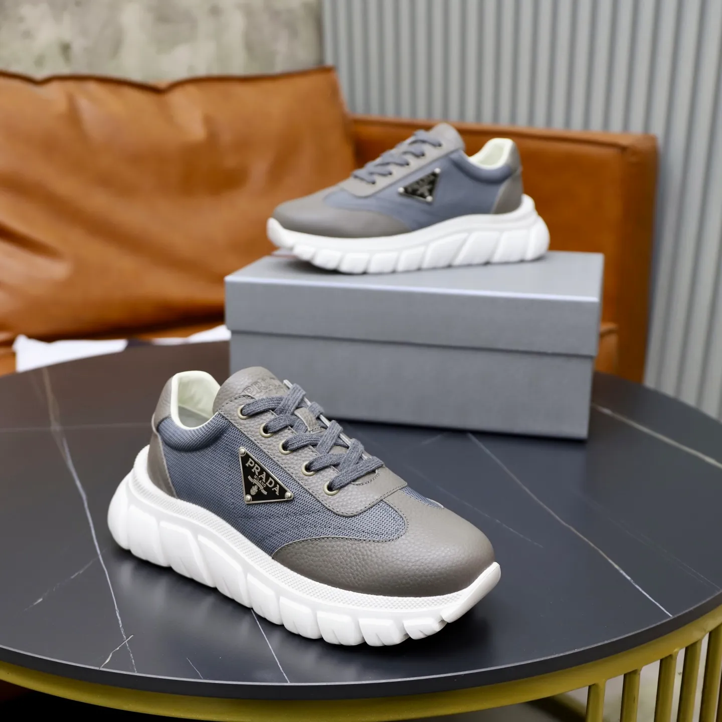 Ex-factory price: 700💰Top original order Brand: PRADA (Prada) Standard code: Men's size 38/44 (45 can be customized) Grade: Same as the official website Material: Original cowhide stitching, cowhide lining, original combination two-color wear-resistant soft outsole Style category: casual sports version, young fashion, European and American trend, British style Color: actual picture color